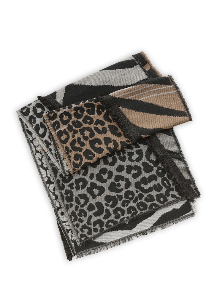 Jacquardschal aus Baumwoll-Mischung mit gewebten Fellmusterungen Jacquardschal aus Baumwoll-Mischung mit gewebten Fellmusterungen