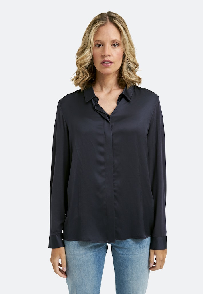 Blouse with collar, placket and 1/1 sleeves Blouse with collar, placket and 1/1 sleeves