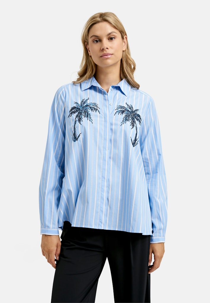 Blouse w collar + placket, 1/1 sleeves w cuffs, body w Appli
