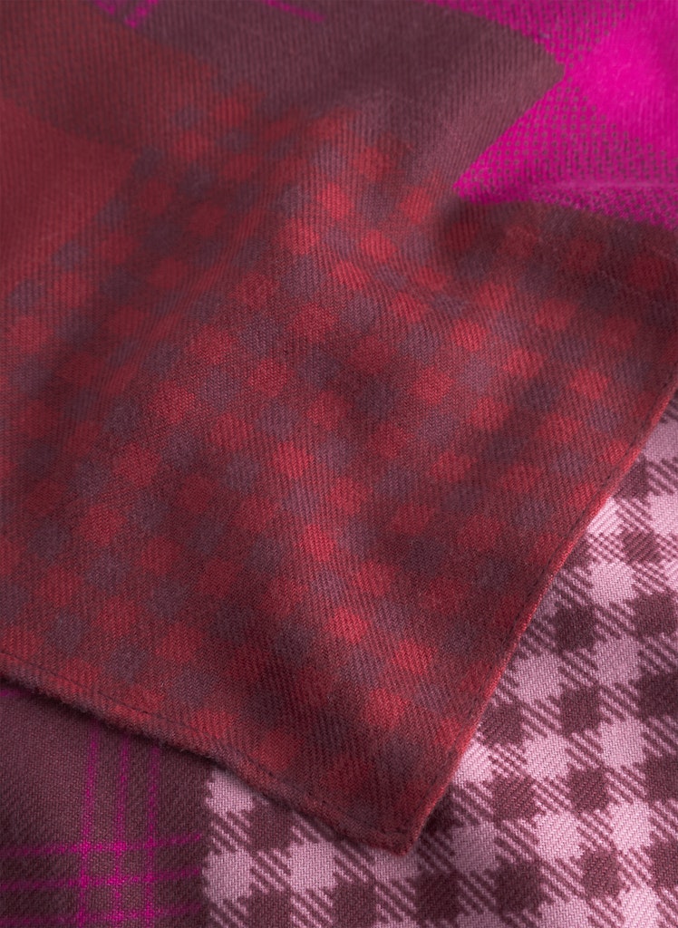 Schal aus softer Polyesterware mit graphischem Karomuster Schal aus softer Polyesterware mit graphischem Karomuster