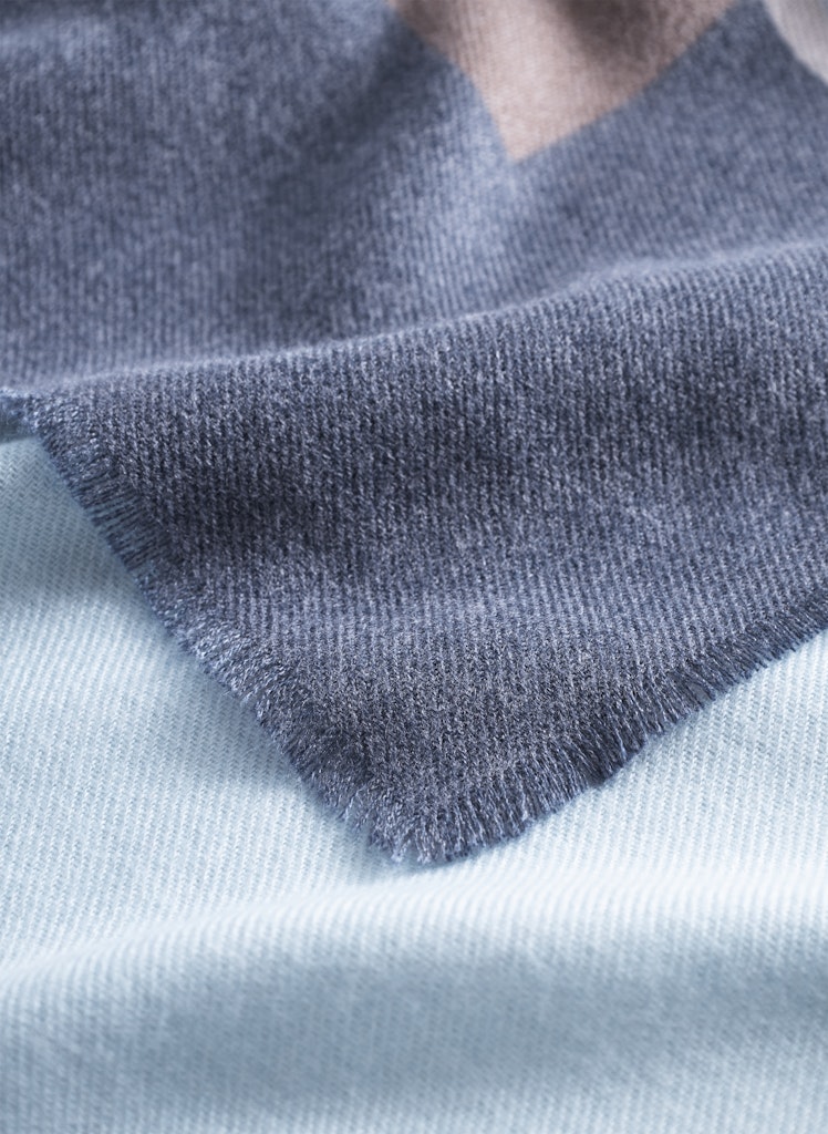 Kaschmirweicher Schal mit Tigerprint Kaschmirweicher Schal mit Tigerprint