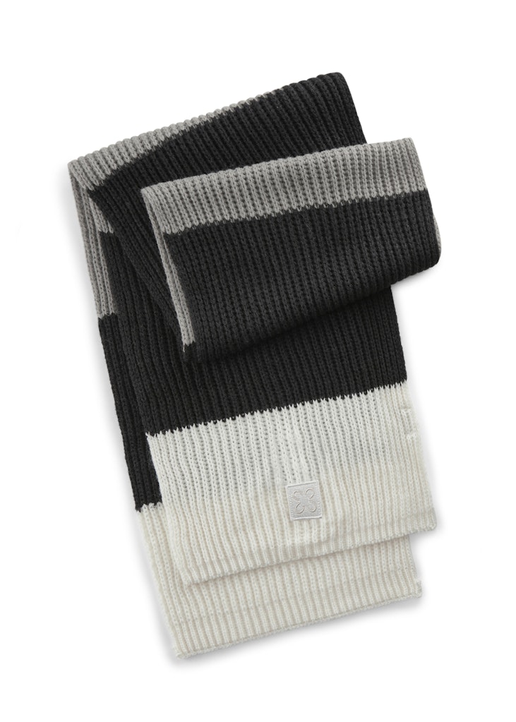 Strickschal aus weicher Wollmischung mit modischen Blockstreifen Strickschal aus weicher Wollmischung mit modischen Blockstreifen