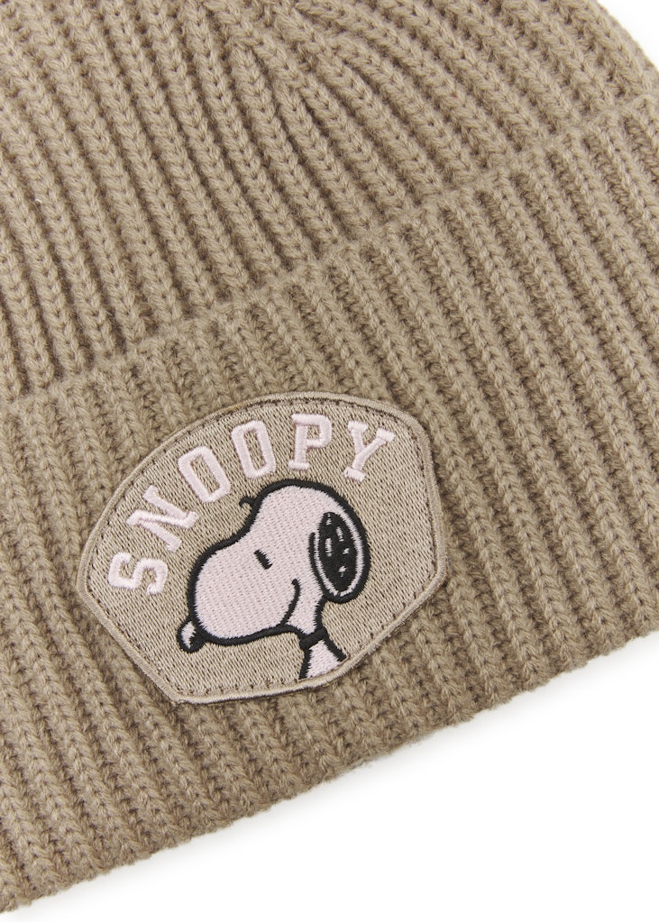 Gestrickte Mütze mit Snoopy-Patch