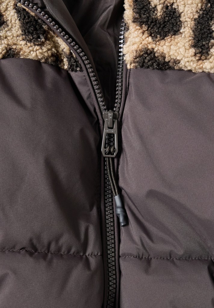 Steppjacke mit Teddy-Details und Leo-Muster
