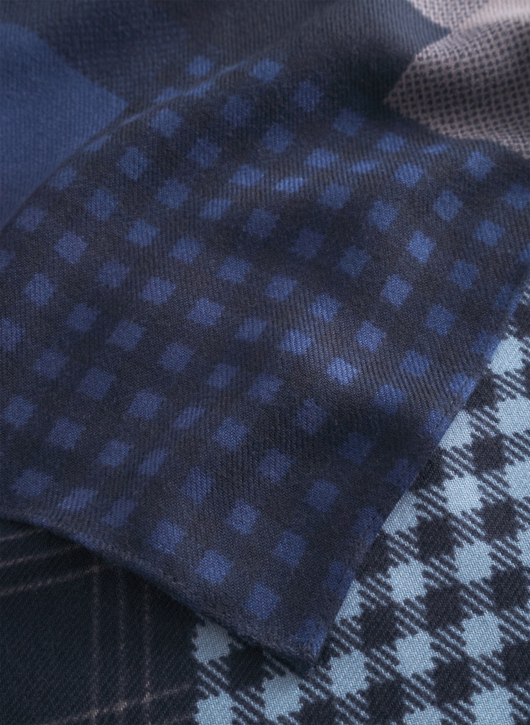 Schal aus softer Polyesterware mit graphischem Karomuster Schal aus softer Polyesterware mit graphischem Karomuster